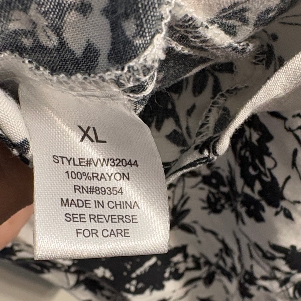 Adrienne Vittadini Monochrome Floral Blouse - Picture 7 of 7